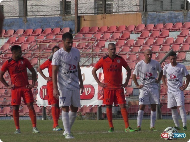 רפי סגל בועט את הפנדל